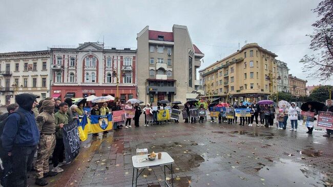 Участники акции с требованием к власти вернуть украинских военных из плена в Ивано-Франковске