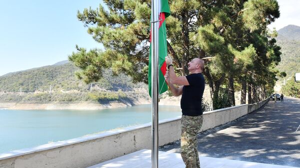 Президент Азербайджана Ильхам Алиев поднял флаг Азербайджана на территории Сарсангского водохранилища