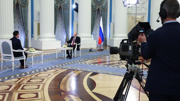Президент РФ Владимир Путин во время интервью журналисту Медиакорпорации Китая Ван Гуаню