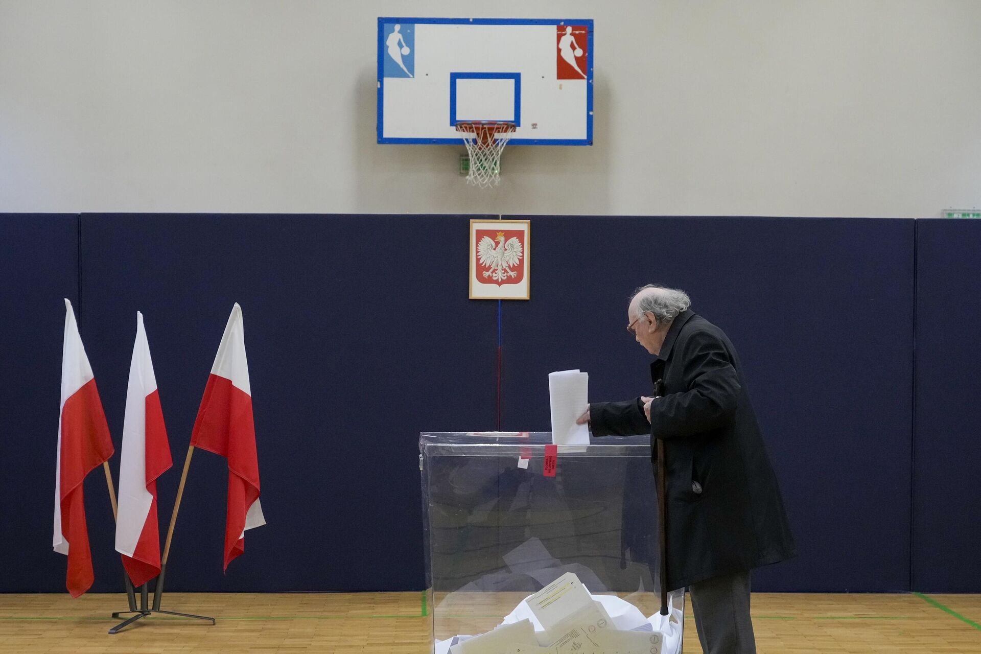 Мужчина голосует на парламентских выборах в Варшаве, Польша - РИА Новости, 1920, 16.10.2023