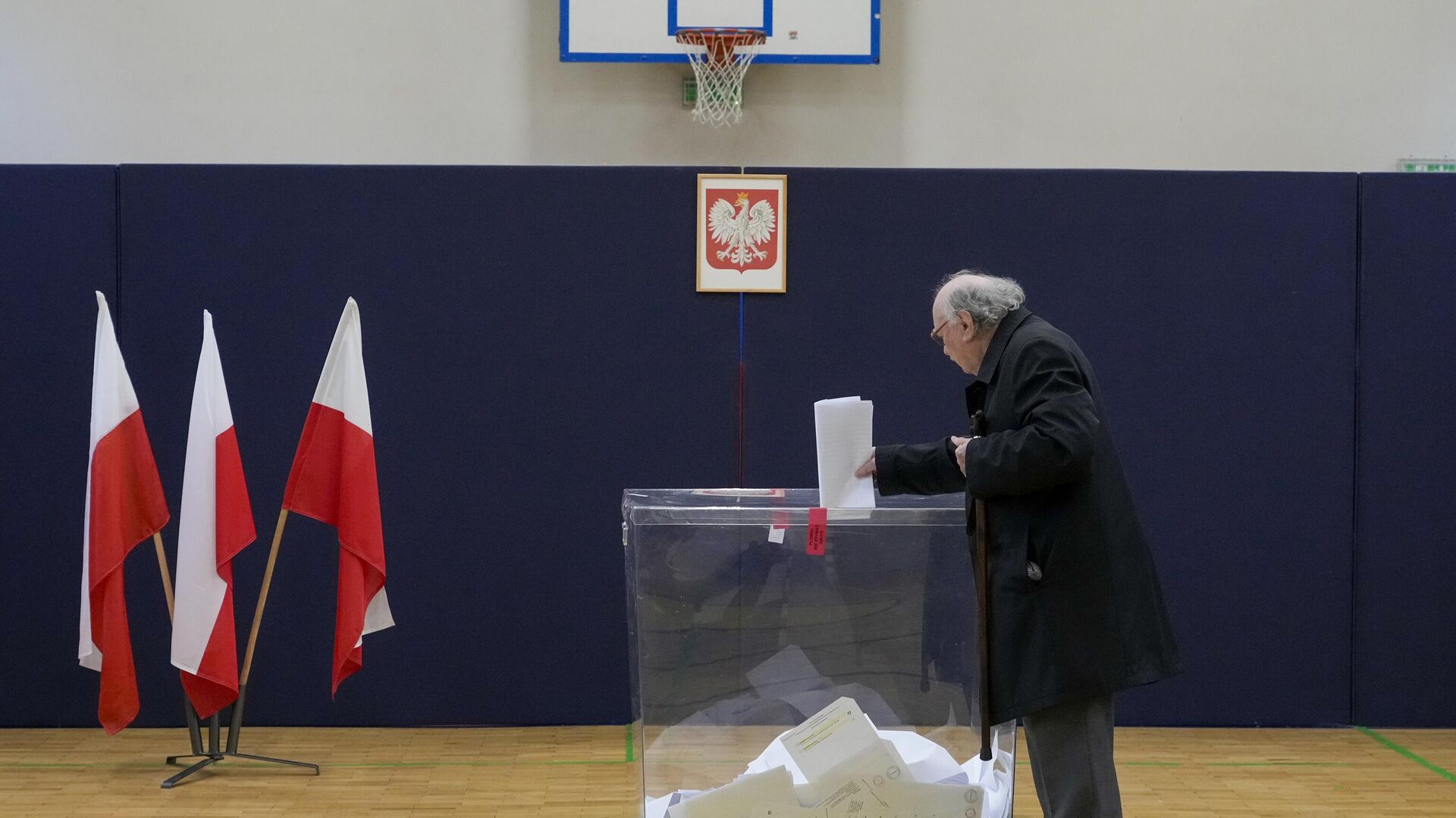 Мужчина голосует на парламентских выборах в Варшаве, Польша. 15 октября 2023 - РИА Новости, 1920, 15.10.2023