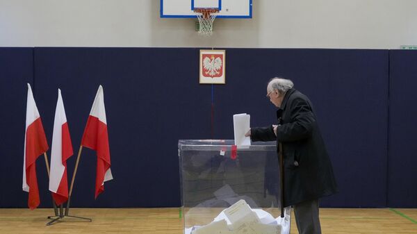 Мужчина голосует на парламентских выборах в Варшаве, Польша