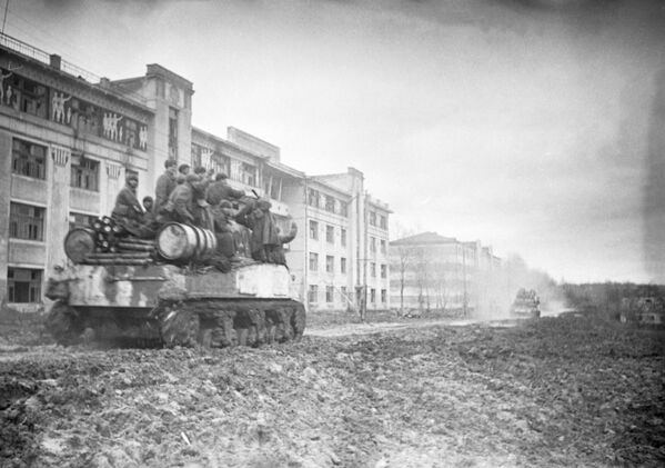 Четвертый Украинский фронт. Советские танки в одном из населенных пунктов Запорожской области. Конец октября – начало ноября 1943 года.