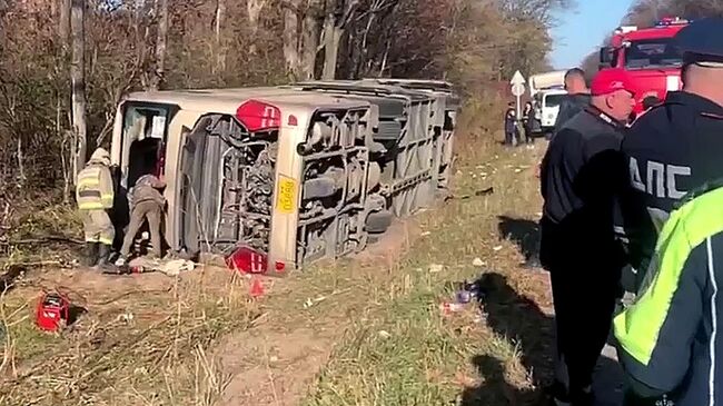 Сотрудники МЧС на месте ДТП с туристическим автобусом в Хасанском районе Приморского края