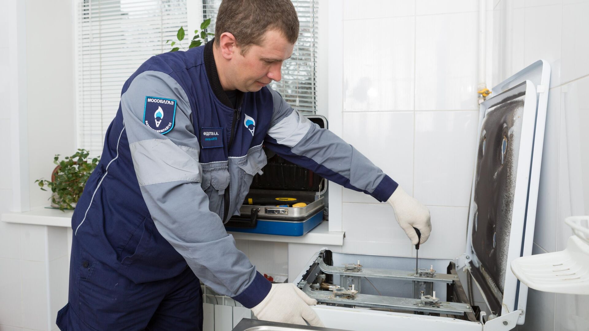 Работник Мособлгаза ремонтирует газовую плиту - РИА Новости, 1920, 01.11.2025