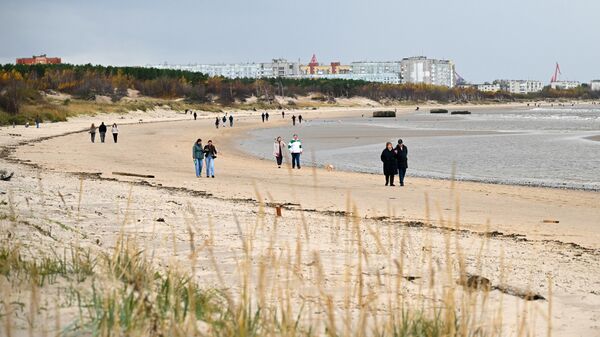 Люди гуляют по берегу Белого моря на острове Ягры в Архангельской области
