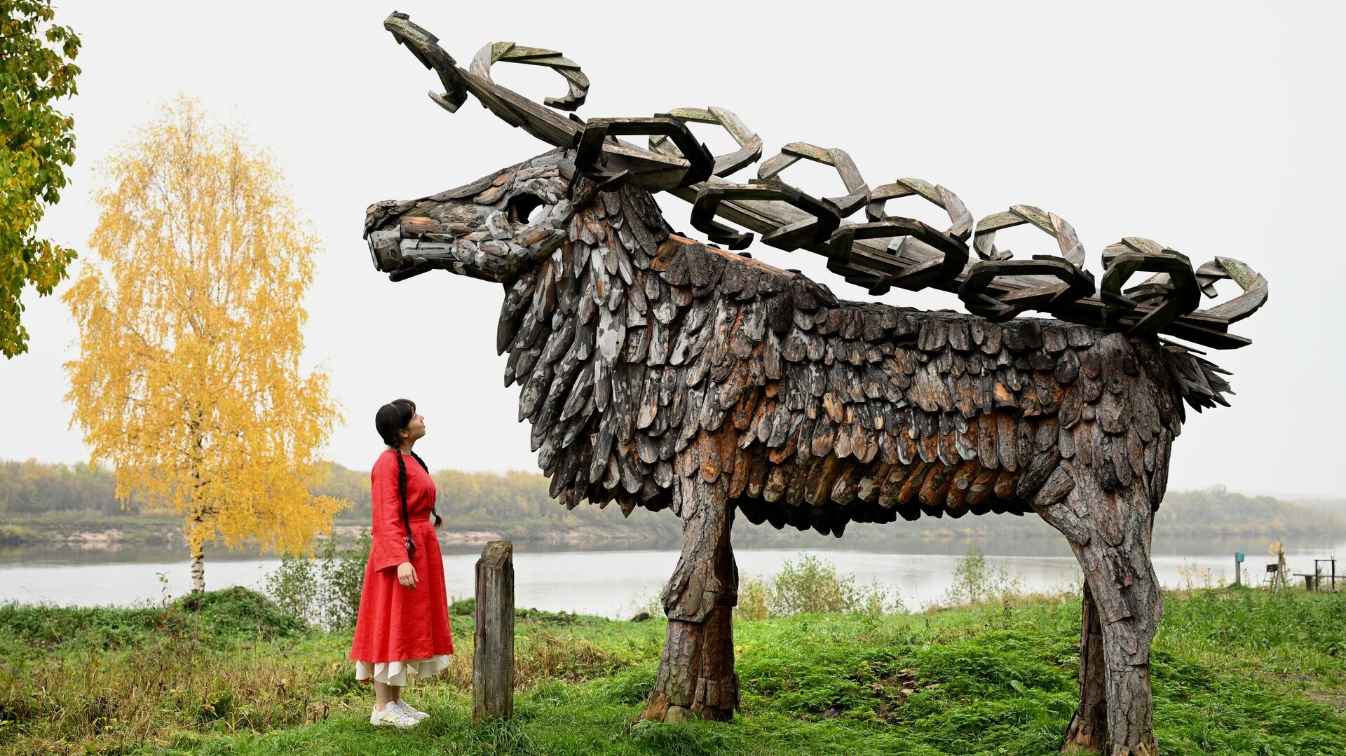 Девушка позирует возле скульптуры оленя, созданной командой Сборная Тайболы на территории культурно-ландшафтного парка Голубино в Архангельской области - РИА Новости, 1920, 18.10.2023