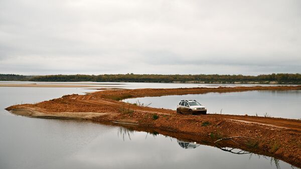 Автомобиль едет по переправе через реку Мезень в Мезенском районе Архангельской области