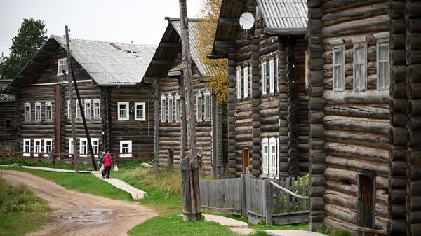 Местные жители идут по деревне Кимжа Мезенского района Архангельской области