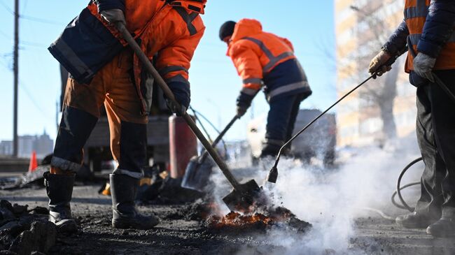  Рабочие во время ремонта дорог 