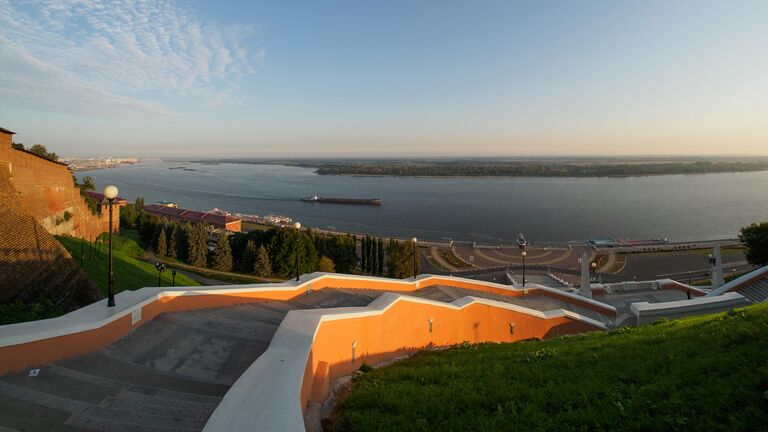 Вид на Волгу и набережную в Нижнем Новгороде 