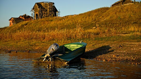 Лодка на реке Пинега в деревне Сояла в Архангельской области