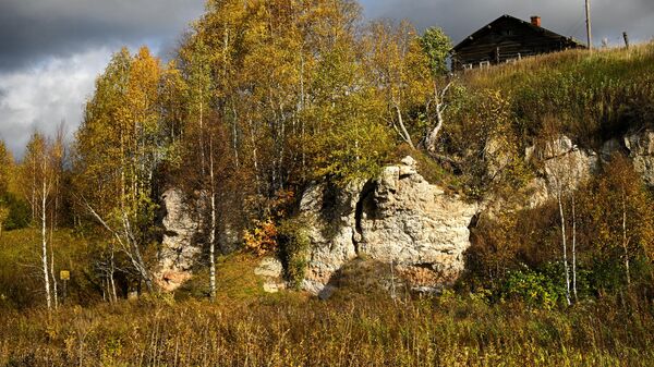 Дом стоит на краю обрыва в деревне Кулогоры Архангельской области. На окраине деревни расположена система Кулогорских пещер