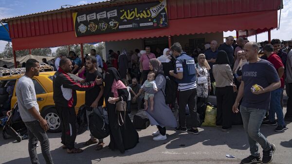 Беженцы у КПП Рафах на юге сектора Газа