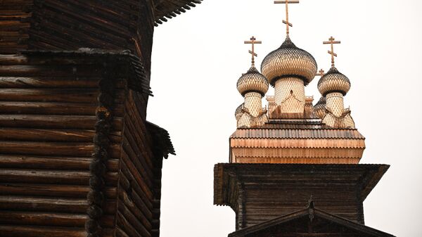 Вид на купола Вознесенской церкви, перевезенной в 1973 году в музей-заповедник Малые Корелы из Онежского района Архангельской области. Церковь расположена в Каргопольско-Онежском секторе музея
