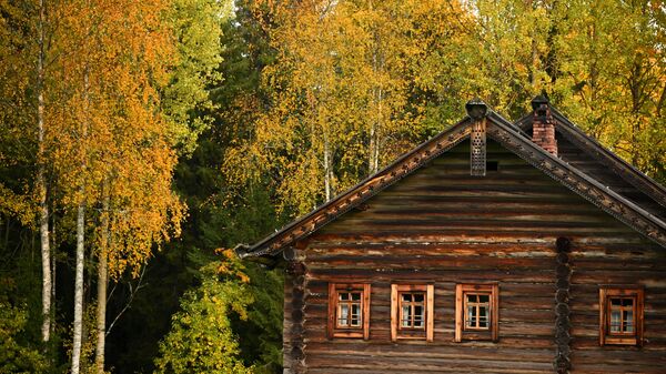 Деревянный дом на территории музея-заповедника Малые Корелы в Архангельской области