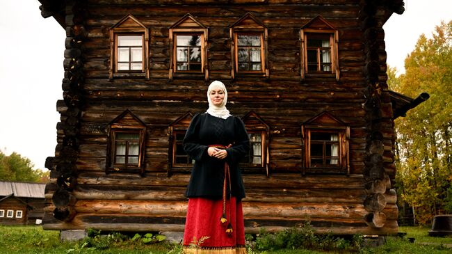 Экскурсовод в музее-заповеднике Малые Корелы в Архангельской области