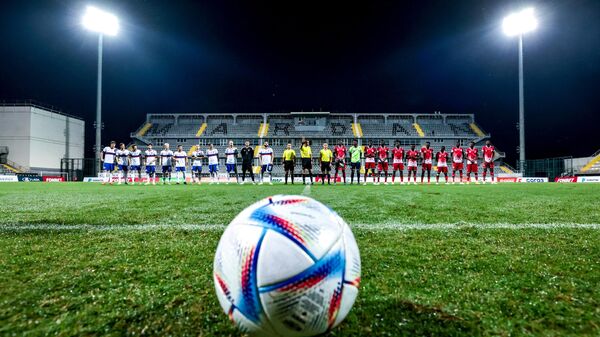 Игроки команд выстроились на поле перед началом товарищеского матча между сборными России и Кении.