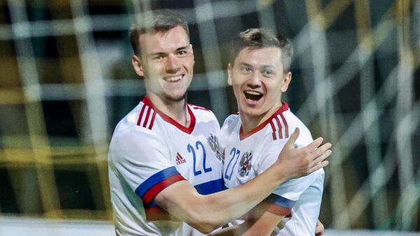 Игроки сборной России Александр Сильянов (слева) и Иван Обляков радуются забитому голу в товарищеском матче между сборными России и Кении.
