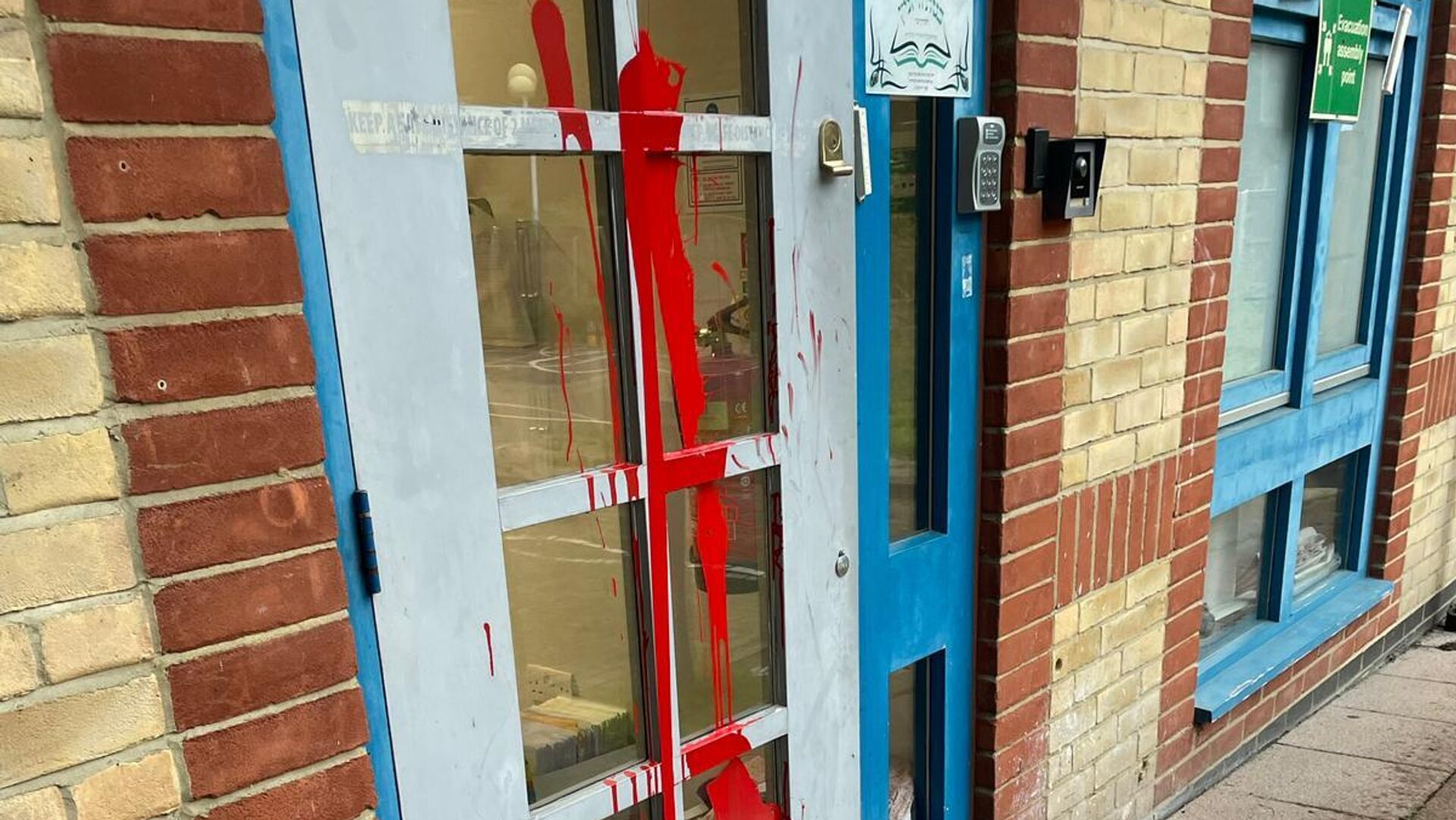 Двери еврейской школы в Лондоне, облитые красной краской. 16 октября 2023 - РИА Новости, 1920, 16.10.2023