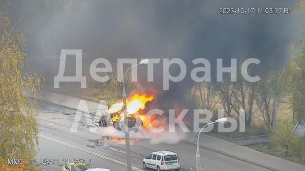 Возгорание двух автомобилей в Соловьином проезде в Москве. 17 октября 2023