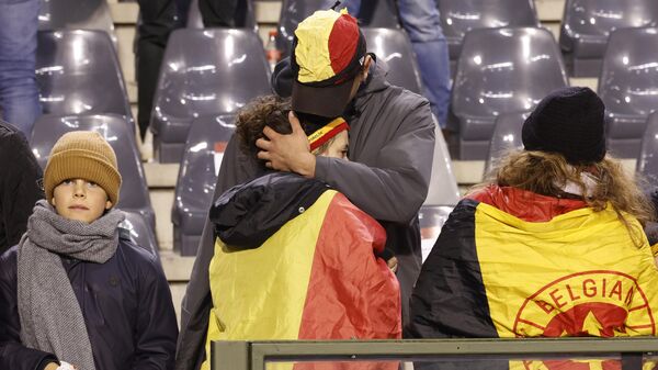 Болельщики на трибунах после приостановки футбольного матча отборочного турнира группы F Евро-2024 между сборными Бельгии и Швеции на стадионе Кинг Бодуэн в Брюсселе