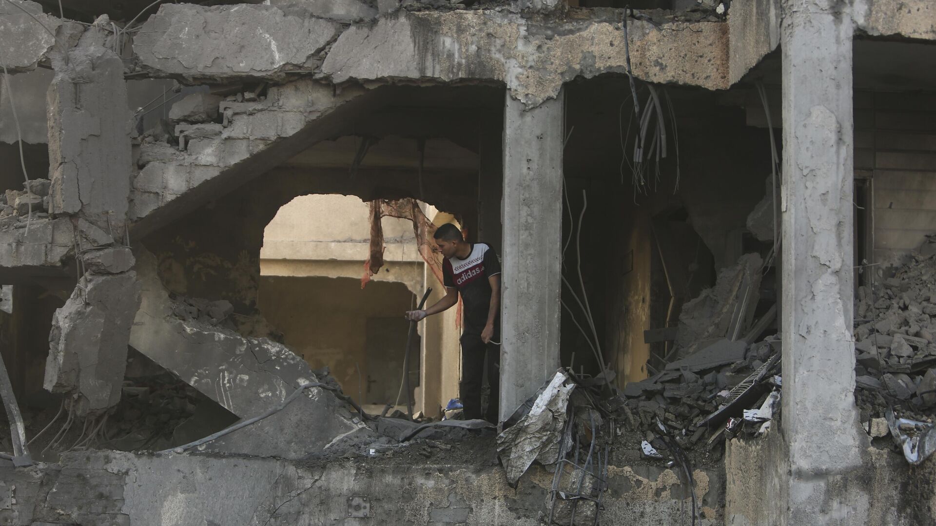 Палестинец в разрушенном израильским авиаударом доме в городе Хан-Юнис на юге сектора Газа - РИА Новости, 1920, 20.10.2023