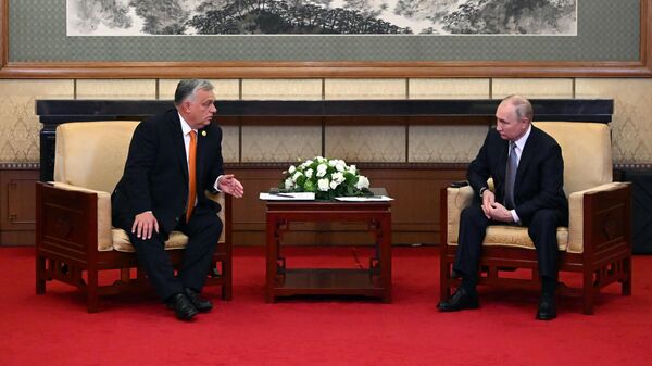 Президент РФ Владимир Путин и премьер-министр Венгрии Виктор Орбан во время встречи в Пекине