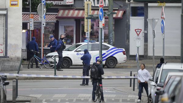 Полиция Бельгии за оцепленной территорией недалеко от места, где был застрелен тунисский экстремист, обвиняемый в убийстве двух шведских граждан 
