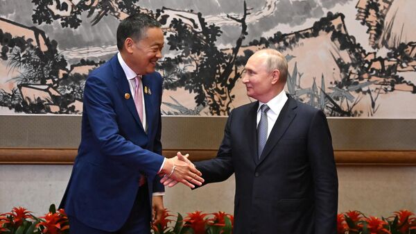 Президент РФ Владимир Путин и премьер-министр Таиланда Сеттха Тхависин во время встречи в Пекине