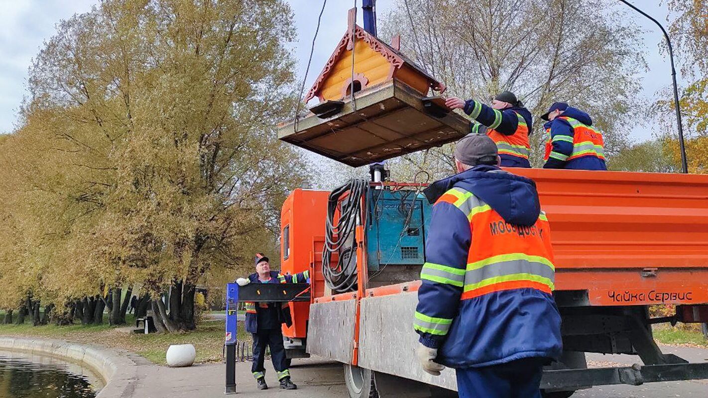 Домики для уток начали убирать с московских прудов к зиме - РИА Новости, 1920, 17.10.2023