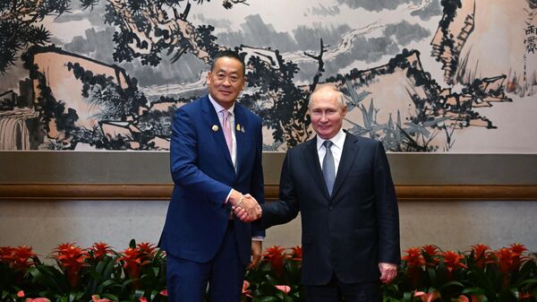 Президент РФ Владимир Путин и премьер-министр Таиланда Сеттха Тхависин во время встречи в Пекине