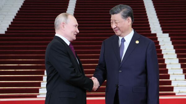 Президент РФ Владимир Путин и председатель КНР Си Цзиньпин на церемонии встречи глав делегаций - участников III Международного форума Один пояс, один путь в Пекине