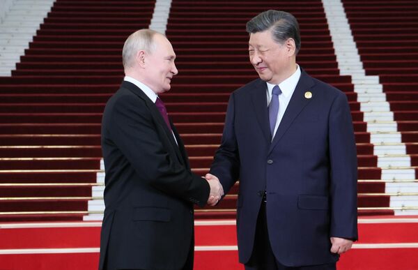 Президент РФ Владимир Путин и председатель КНР Си Цзиньпин на церемонии встречи глав делегаций - участников III Международного форума Один пояс, один путь в Пекине