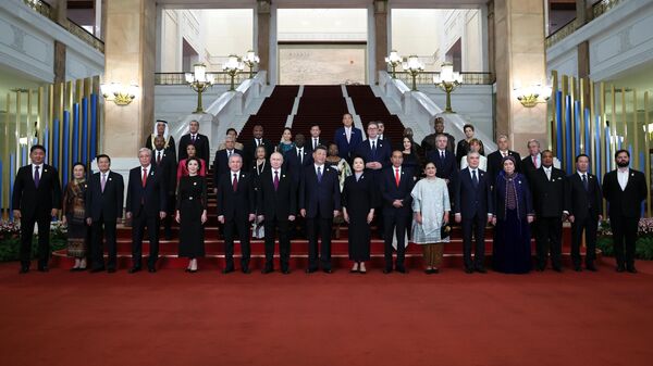 Владимир Путин и Си Цзиньпин на церемонии встречи участников форума Один пояс, один путь в Пекине