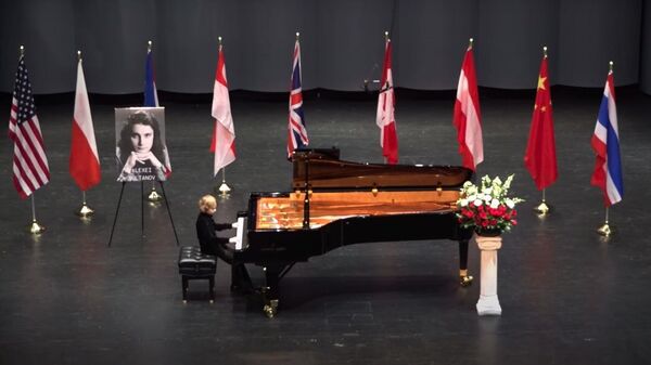 Стоп-кадр видео выступления пианиста Елисея Мысина на музыкальном конкурсе в США