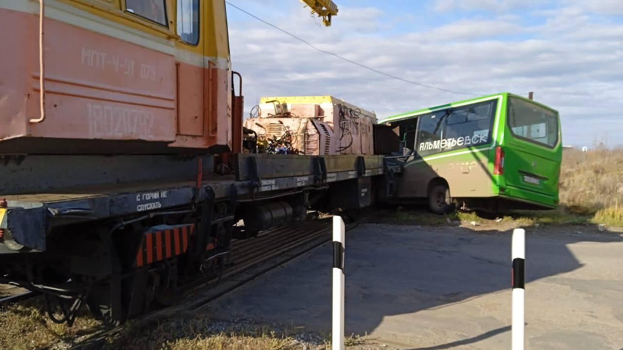 Место столкновения мотовоза с автобусом в Татарстане. 17 октября 2023 - РИА Новости, 1920, 17.10.2023