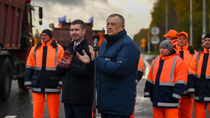 Губернатор Ленинградской области Александр Дрозденко и вице-премьер РФ Марат Хуснуллин открыли  автомобильное движение по обновленному участку федеральной трассы Р-23 - РИА Новости, 1920, 17.10.2023