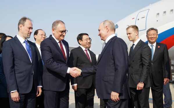 Президент РФ Владимир Путин на церемонии встречи в международном аэропорту Шоуду в Пекине