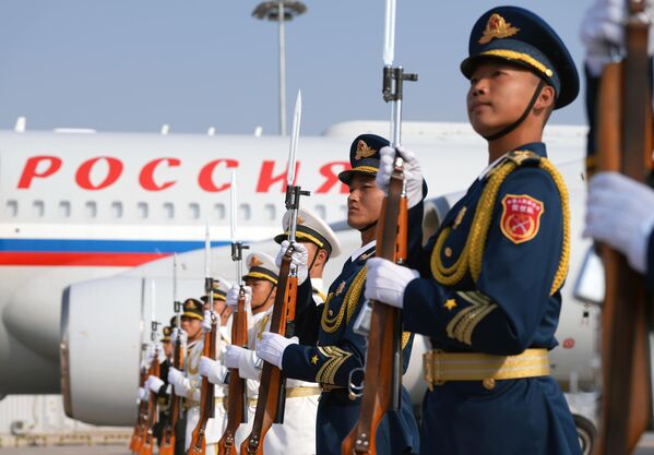 Военнослужащие народно-освободительной армии Китая на церемонии встречи президента РФ Владимира Путина в международном аэропорту Шоуду в Пекине