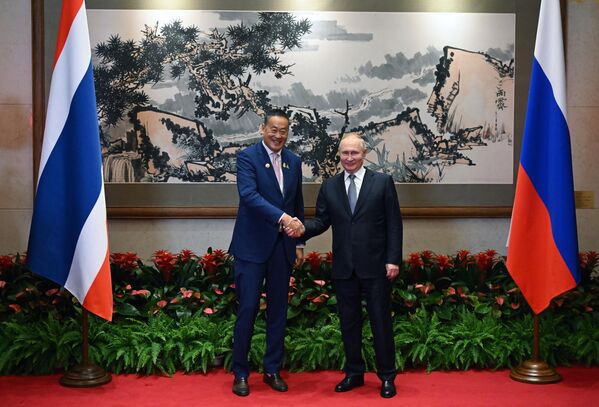 Президент РФ Владимир Путин и премьер-министр Таиланда Сеттха Тхависин (слева) во время встречи в Пекине