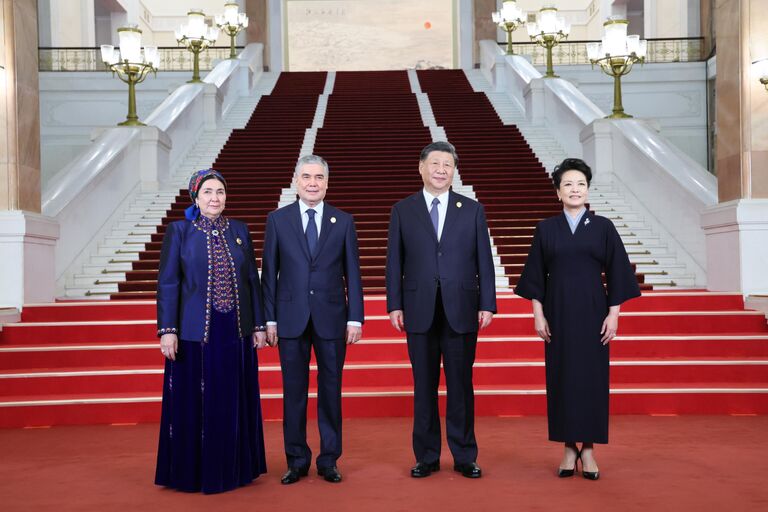  Председатель народного совета Национального собрания Туркменистана Гурбангулы Бердымухамедов с супругой Огульгерек Бердымухамедовой на церемонии встречи председателем Китайской Народной Республики (КНР) Си Цзиньпином и его супругой Пэн Лиюань глав делегаций - участников III Международного форума Один пояс, один путь в Пекине