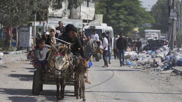 Палестинцы перемещаются из северной части сектора Газа после предупреждения израильской армии о возможном вторжении