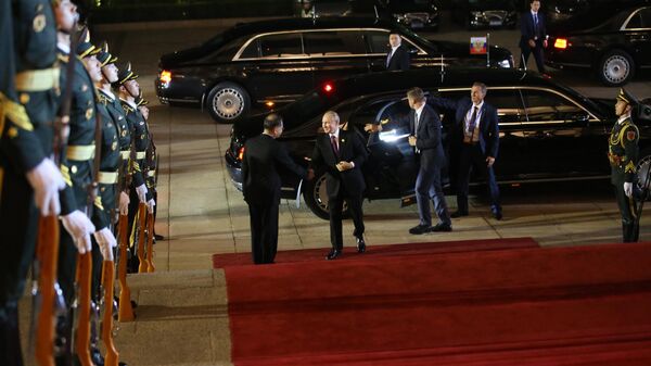 Президент РФ Владимир Путин на церемонии встречи глав делегаций - участников III Международного форума Один пояс, один путь в Пекине