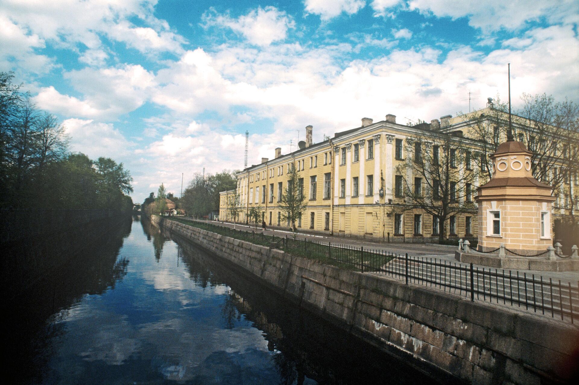 Здание мареографа кронштадтского футштока (справа) на набережной Обводного канала - РИА Новости, 1920, 17.10.2023