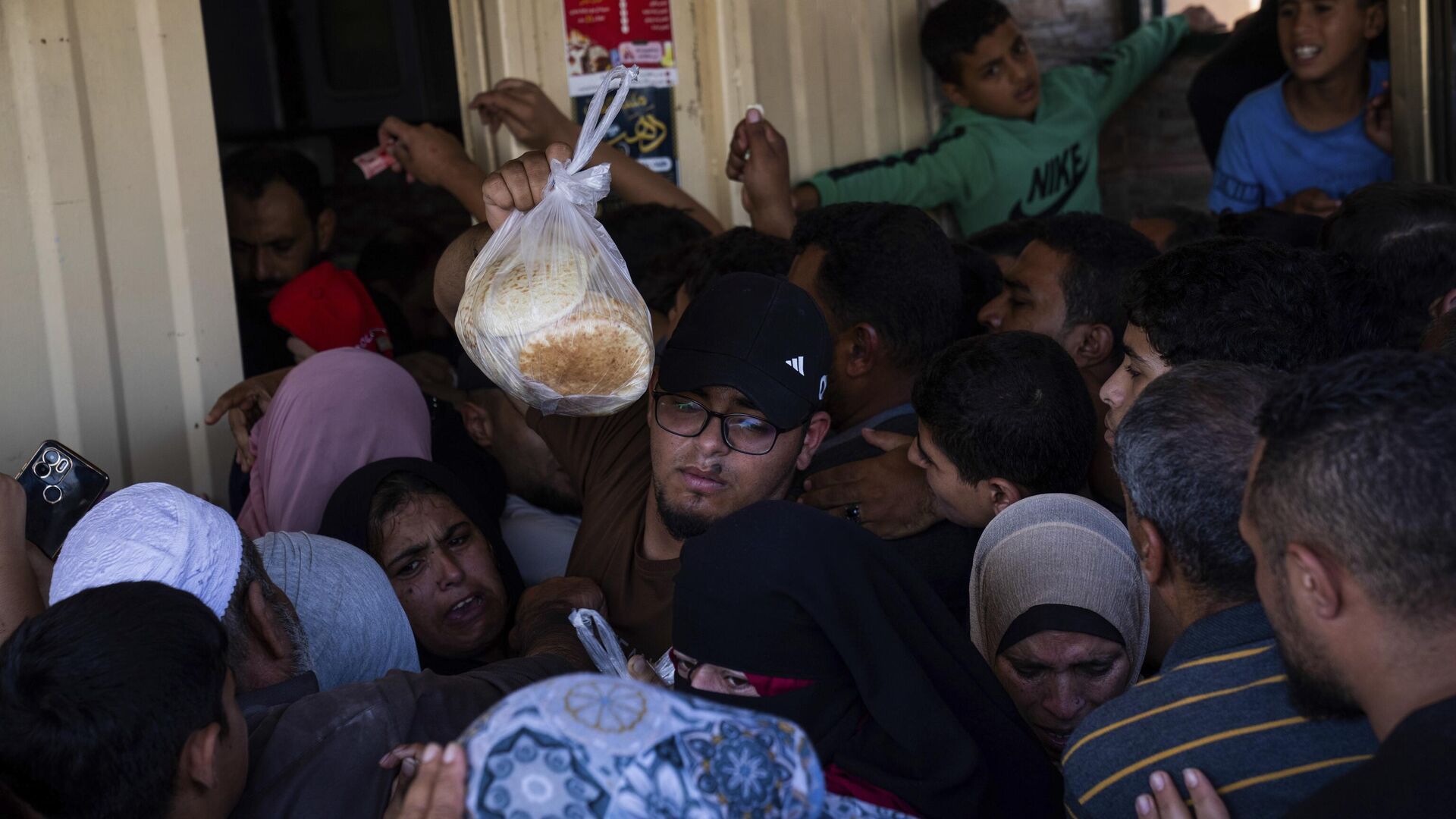 Палестинцы стоят в очереди, чтобы купить хлеб в пекарне, в Хан-Юнисе, сектор Газа. 15 октября 2023 - РИА Новости, 1920, 17.10.2023