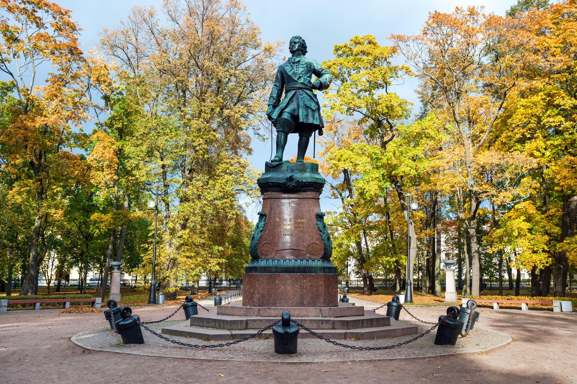 Памятник Петру I в Петровском парке в Кронштадте  - РИА Новости, 1920, 17.10.2023