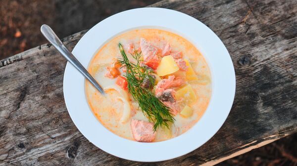 Традиционный финский суп с лососем лохикейтто приготовленный на костре