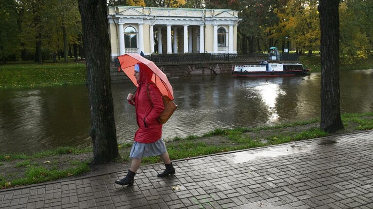 Женщина в Михайловском саду в Санкт-Петербурге