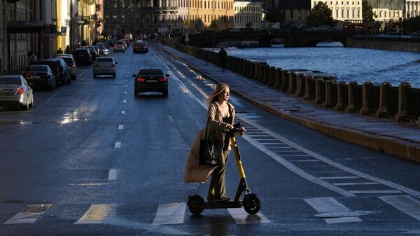 Девушка на самокате на набережной реки Мойка в Санкт-Петербурге. Архивное фото